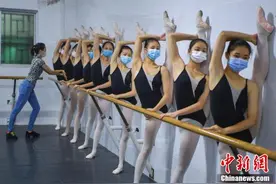 芭蕾舞蹈学校开课 学生戴口罩练功图片
