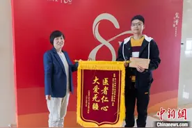 浙江援湖北护士“公主抱”救战友 对方辗转送锦旗图片