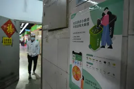 探访：超市有偿提供塑料购物袋，约10%顾客使用图片