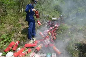 危险！上百个废旧灭火器被丢弃在浙江一路边，消防员：曝晒下有可能爆炸图片