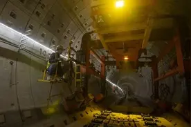 每天铺轨55米，钢铁“神器”助力上海轨交15号线建设图片