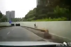 可怕！轿车驶进黑暗隧道，迎面女子推婴儿车逆行图片