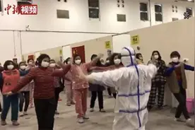 武汉方舱医院跳舞的新疆姑娘回家 母亲为她补上年夜饭图片