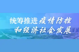 她乐呵呵地笑着，两只眼睛弯成“小月牙”……图片