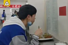 高三就餐隔离板上印满考点 为什么这么做原因始末曝光惹网友心疼图片