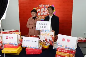 潢川县长化身小龙虾宵夜“吃播”，一小时卖虾25万只图片