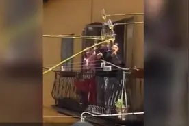 没有什么能够阻挡喝酒！意大利人在阳台用长杆碰杯图片