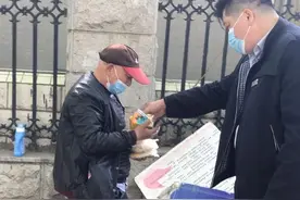老人露宿街头，这帮热心肠又拿吃的又帮找工作图片