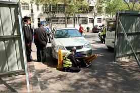 前面道路施工禁止通行，轿车司机硬闯撞伤保安图片