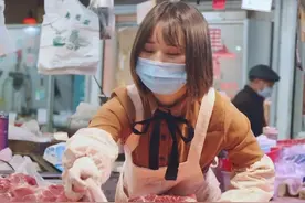 “邻居家”有个90后"猪肉西施"！替夫出摊引网上千万人次围观图片
