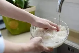 用淘米水洗脸会变白吗？淘米水的7种正确用法，节省又干净图片