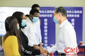 各国都在同一个战壕 钟南山与在穗外籍人士交流防疫经验图片