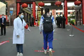 今天济南4.6万高三生开学啦！早上6点半就有学生到校了！入校、上课…这样进行图片
