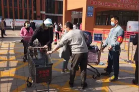 高三复课，学校借30辆购物车帮搬行李