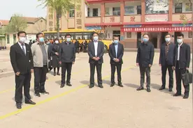 山东省教育厅相关负责人向新泰市新汶街道孙村中心小学捐赠体育器材和防疫物资图片