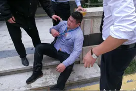 宁波一小区12楼起火浓烟滚滚！现场两个身影匍匐前进！这张照片太心疼…图片