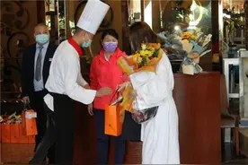 徐记海鲜：尽绵薄之力，有什么送什么图片