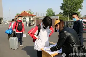 济南高新区实验中学高三复学 过“五关”入校保师生安全图片