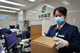 “减肥”纸箱“瘦身”胶带 邮政包装环保升级图片