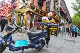 穿梭武汉的骑手图片