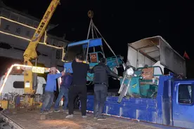 流动摊贩占道经营乱丢垃圾 查扣车辆图片