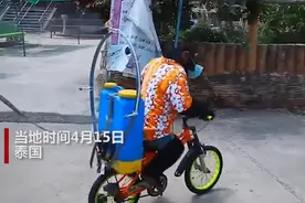 泰国动物园让黑猩猩戴上口罩，骑车喷洒消毒水：帮助清理园区图片