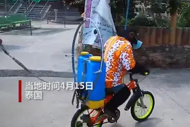 泰国动物园让黑猩猩戴上口罩，骑车喷洒消毒水：帮助清理园区图片