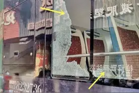 公交车“不等我”？四川自贡七旬老太怒砸车窗图片