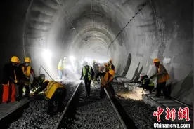成昆铁路甘洛段改线新建的埃岱隧道进入最后冲刺图片