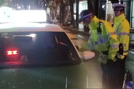 的哥开车一直笑 碰到交警后“哭了”图片