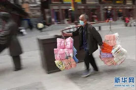 武汉汉正街“扁担”助力复工复产图片