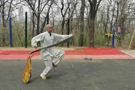 七旬老翁舞动1.4米大刀 身轻如燕杠上飞图片
