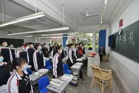 宜宾市三中：特殊的开学典礼 厚植师生爱国情怀图片