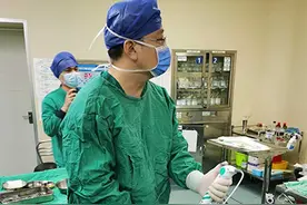 重磅！南华附一医院一次性“斑马”电子输尿管软镜成功实施图片