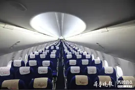 一架山航波音737拆掉座椅变身货机图片