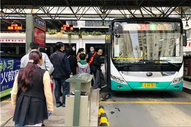 车多人不太多，最近昆明公交车有点好坐图片