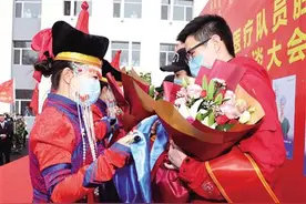 内蒙古部分盟市援鄂医疗队员结束休整休养分别返回驻地图片