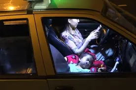 一位单亲妈妈，穿过武汉最深的夜图片