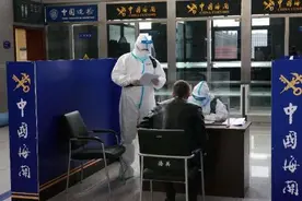 绥芬河海关对入境中俄铁路 工作人员100%核酸检测图片