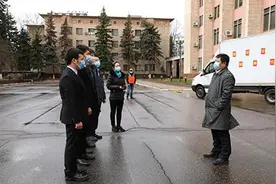 驻俄罗斯使馆向在俄中国留学生发放“健康包”图片
