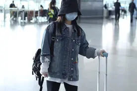 谭松韵穿小黄鸭牛仔衣可爱减龄 似清纯学生妹图片