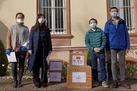 中国驻卢森堡大使馆向在卢留学生发放“健康包”图片