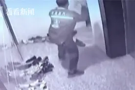 吓人！一对男女慌忙跑出房间 身后还追出一个“火人”……图片