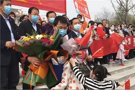 “终于把爸爸盼回来了”图片