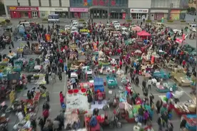 一个早市 半城烟火！济南市区最大露天早市恢复 香椿樱桃等应季果蔬新鲜畅销图片