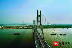 4个时段将双向封闭，过往车辆如何绕行？4月21日至24日润扬大桥荷载试验图片