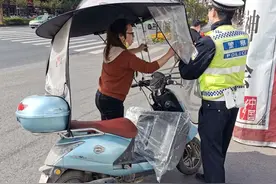 提醒：摩托车电动车上别再装“遮阳伞”了 违法图片