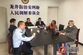 老人怒砸公交车窗 原因竟是“不等我”图片
