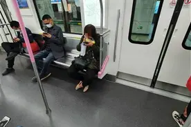 女子在地铁车厢内摘下口罩吃东西，网友：心真大图片