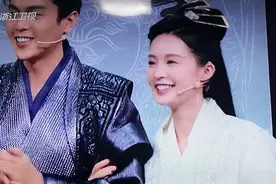 李沁张若昀挽手惹争议，跟闺蜜老公合作实在太难了图片